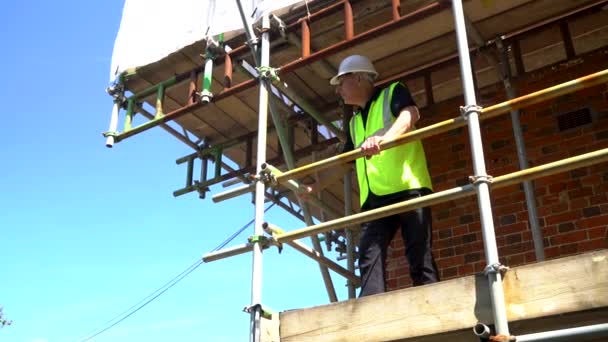 Homem Construtor Capataz Trabalhador Construção Civil Topógrafo Engenheiro Arquiteto Trabalhando — Vídeo de Stock