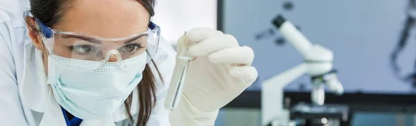 Mujer investigadora científica con tubo de ensayo en la bandeja de laboratorio — Foto de Stock