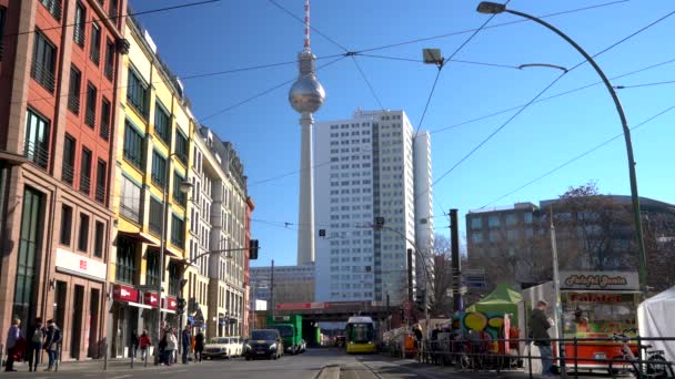 Hackescher Markt Berlín Alemania Febrero 2019 Trenes Tranvías Autobuses Personas — Vídeo de stock