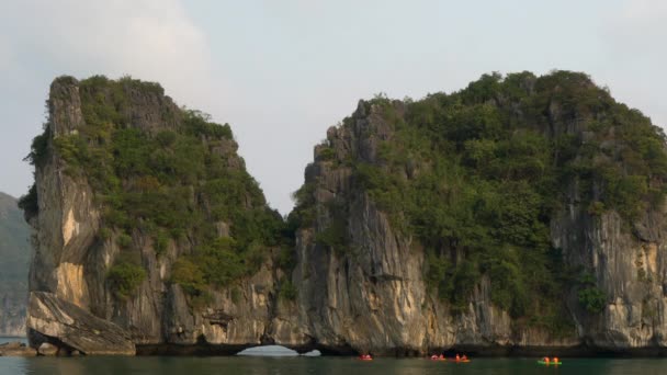 Toeristen Kajaks Kano Verkennen Grotten Kalkstenen Eilanden Van Long Bay — Stockvideo