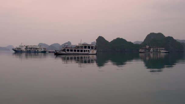 Kryssningsbåtar Long Bay Vid Solnedgången Cat National Park Nordöstra Vietnam — Stockvideo