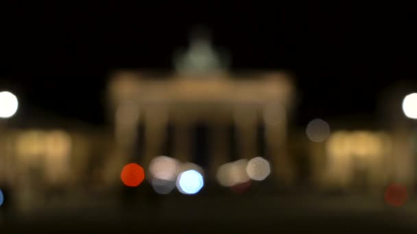 Nsanların Arabaların Defocused Video Klibi Kapalı Kilitli Brandenburg Gate Pariser — Stok video