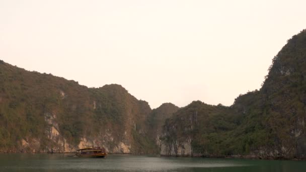 Båt Long Bay Vid Solnedgången Cat National Park Nordöstra Vietnam — Stockvideo