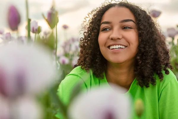 日没時の花の分野で人種的な若い女性の女の子ティーンエイジャー — ストック写真