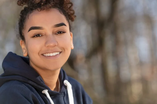 Feliz Biracial mixta raza afroamericana chica adolescente sonriendo —  Fotos de Stock