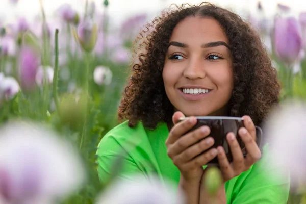 Frau Mädchen Teenager Feld von Blumen trinken Tasse Kaffee oder t — Stockfoto