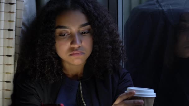 우울한 아름다운 아프리카 미국인 밖으로 그녀의 전화를 사용하여 재킷을 — 비디오