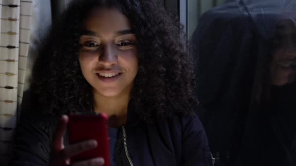 아프리카 미국인 재킷을 그녀의 전화를 사용하여 밖으로 — 비디오