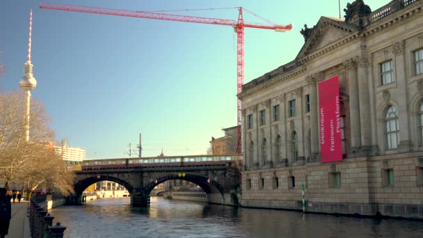 火车过桥通过博德博物馆岛 德国2019年2月16日 火车穿越斯普雷河到博物馆岛 — 图库视频影像