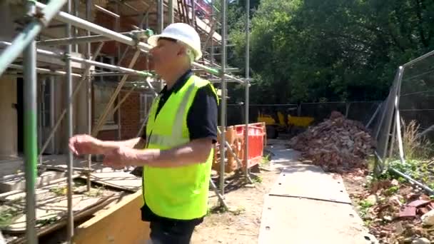 Homem Construtor Capataz Trabalhador Construção Civil Local Construção Inspeção Verificação — Vídeo de Stock