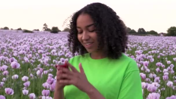 Mooie Gelukkige Gemengde Race African American Girl Tiener Vrouwelijke Jonge — Stockvideo
