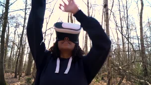 非洲裔美国少女在森林环境中使用虚拟现实Vr耳机的4K视频剪辑 — 图库视频影像