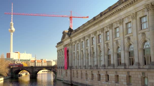 Train Crossing Bridge Bode Museum Museum Island Berlin Alemanha Fevereiro — Vídeo de Stock