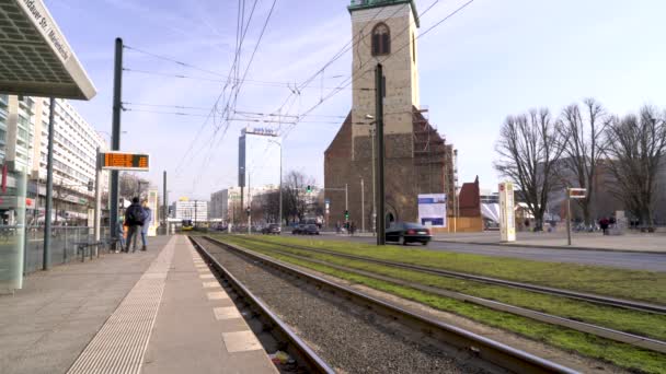 Tram Aangekomen Spandauer Strasse Marienkirche Station Berlijn Duitsland Februari 2019 — Stockvideo