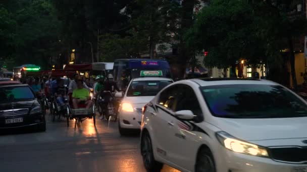 ベトナムハノイの路上でスクーターと人々 2018年4月2日 スクーター モペット オートバイ 観光客 そして夜に首都ハノイ ベトナムの旧市街の人々 — ストック動画