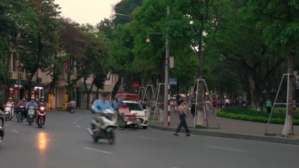 Forgalom Utcáin Hanoi Vietnam Április 2018 Robogók Mopedek Motorkerékpárok Autók — Stock videók