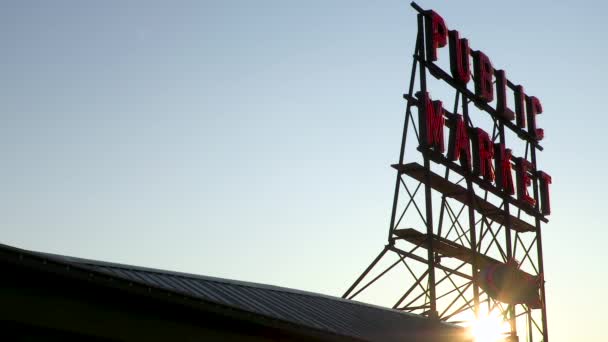 パイクプレイスマーケット シアトル ワシントン アメリカ合衆国の公共市場の看板の後ろに沈む太陽のタイムラプスビデオ — ストック動画