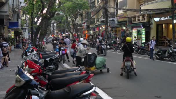 ベトナム ハノイの路上でスクーターと人々 2018年4月2日 スクーター モペット オートバイ 観光客 首都ハノイ ベトナムの旧市街の人々 — ストック動画