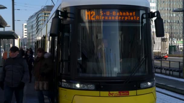 Karl Liebknecht Strasse Üzerinde Tramvay Durağı Berlin Almanya Şubat 2018 — Stok video