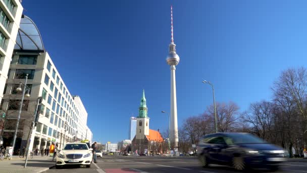 2019年2月16日ドイツ ベルリン発 ベルリンのベルリン テレビ塔へのカール ライブクネヒト通り沿いの晴れた昼間の景色 — ストック動画