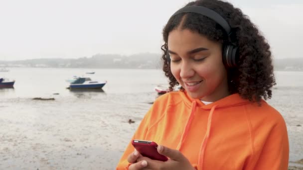 Gyönyörű Kevert Afro Amerikai Lány Tizenéves Fiatal Visel Narancssárga Kapucnis — Stock videók