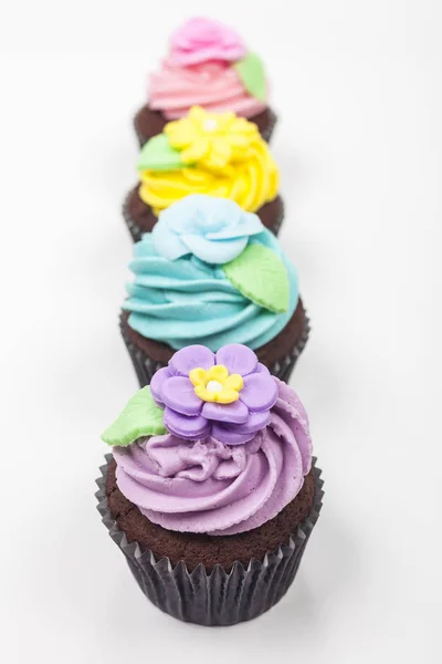 Renkli Krema veya Frosting ile Dört Çikolata Fincan Kek — Stok fotoğraf