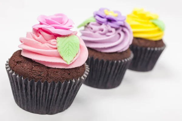 Три шоколадных торта с разноцветным глазурью — стоковое фото