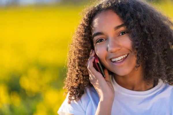 携帯電話のアフリカ系アメリカ人女の子代で混合レース — ストック写真