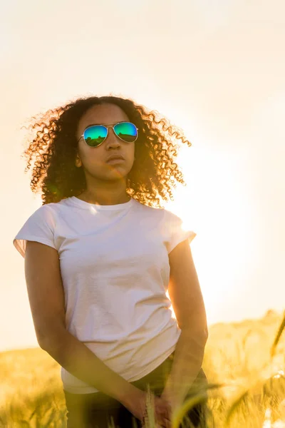 Misturado raça afro-americana menina adolescente óculos de sol pôr do sol em campo — Fotografia de Stock