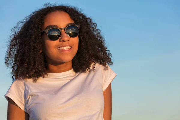 Jovem mulher menina adolescente vestindo óculos de sol no por do sol — Fotografia de Stock