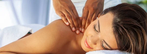 Vrouw in kuuroord met ontspannende massage Panorama web banner — Stockfoto