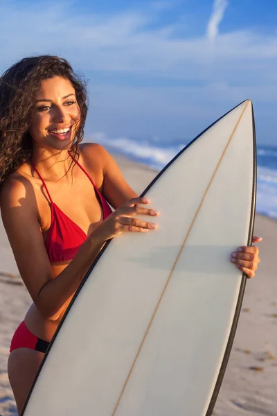 Hermosa Mujer Bikini Surfer Chica y Surfboard Beach — Foto de Stock