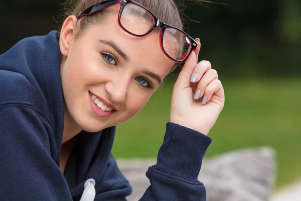 Ευτυχισμένο θηλυκό έφηβο κορίτσι νέα γυναίκα φορώντας γυαλιά — Φωτογραφία Αρχείου