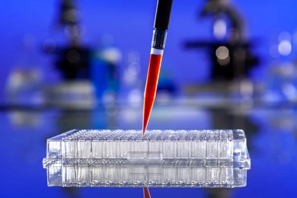 Solution rouge ou recherche scientifique sur le sang avec une pipette et un gel — Photo