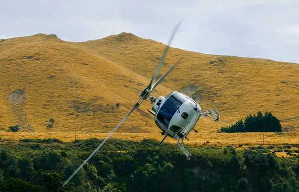 Helikopter a repülés Banking Mountain Valley — Stock Fotó