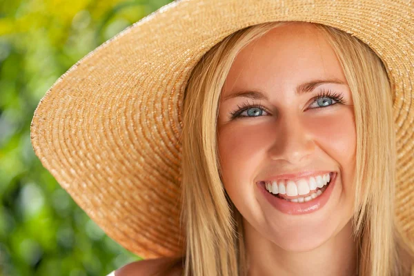 Hermosa mujer adolescente chica usando sol sombrero sonriendo con perfecto blanco dientes —  Fotos de Stock