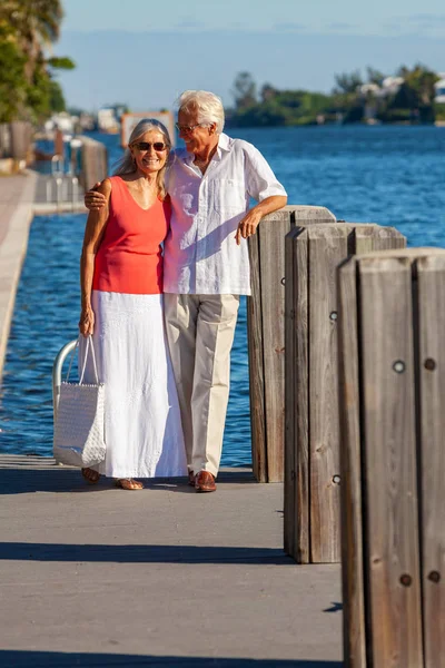 Счастливая старшая пара прогулка по тропическому морю или реке — стоковое фото