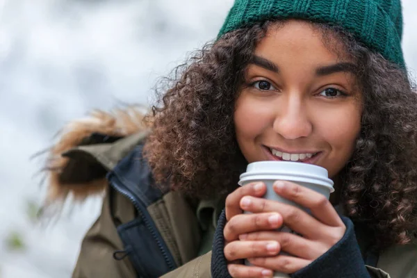 Mieszane wyścig African American teen Woman picie kawy lub herbaty na zewnątrz — Zdjęcie stockowe