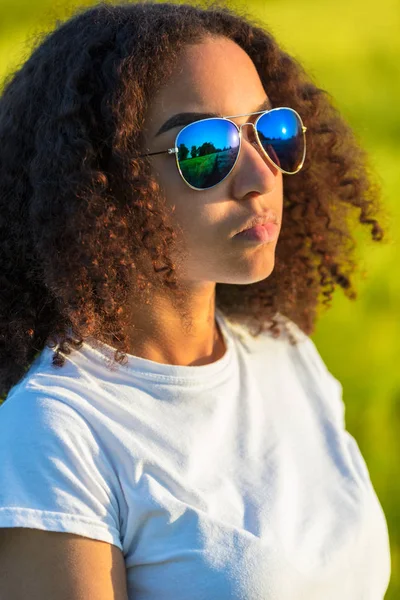 混合种族 非洲裔美国 女孩 青少年 太阳镜 在 日落 — 图库照片