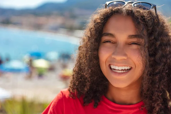 混合种族 非洲裔 美国 女孩 青少年 笑 海滩 — 图库照片