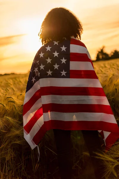 Lány Teenagerfemale fiatal nő burkolózva az USA zászlaja a Field at — Stock Fotó