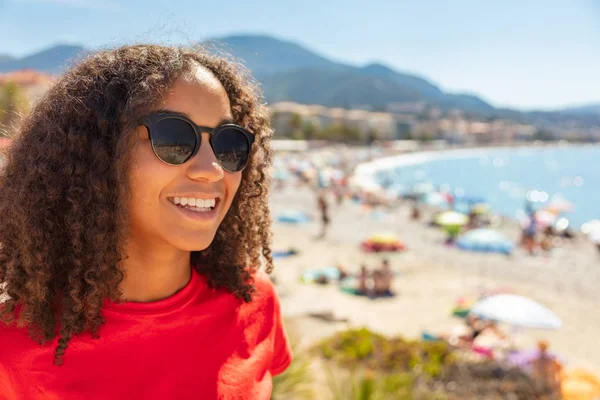 Mixed race African American Girl tiener zonnebril op strand — Stockfoto