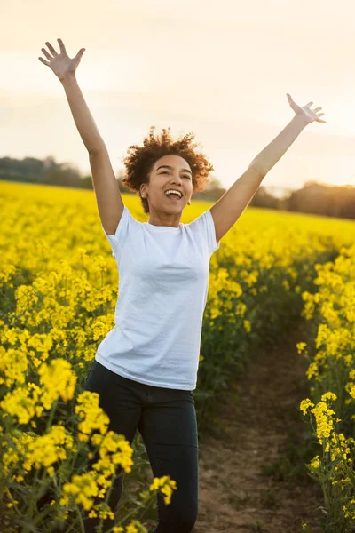 Misturado raça afro-americana menina adolescente celebrando em amarelo — Fotografia de Stock