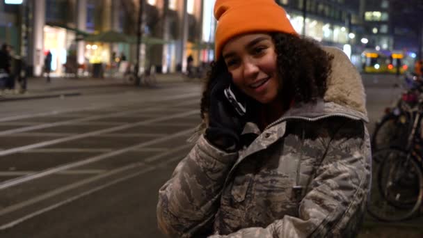 Hermosa Mujer Joven Adolescente Raza Mixta Con Chaqueta Camuflaje Sombrero — Vídeos de Stock