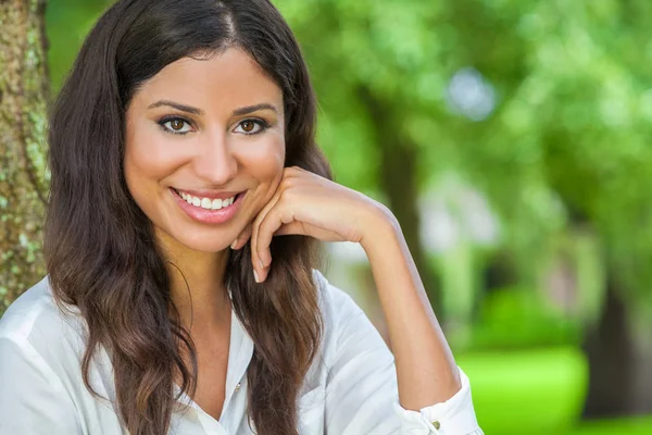 Mooie Hispanic Latina jonge vrouw meisje buiten glimlachend — Stockfoto