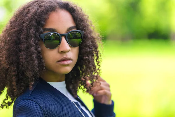 Mixta raza afroamericana chica adolescente usando gafas de sol —  Fotos de Stock