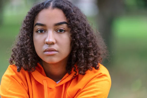 Sad depressieve doordachte biracial mixed race African American Girl tiener jonge vrouw — Stockfoto