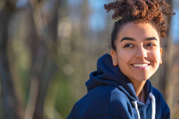 Feliz Biracial mixta raza afroamericana chica adolescente sonriendo con dientes perfectos —  Fotos de Stock