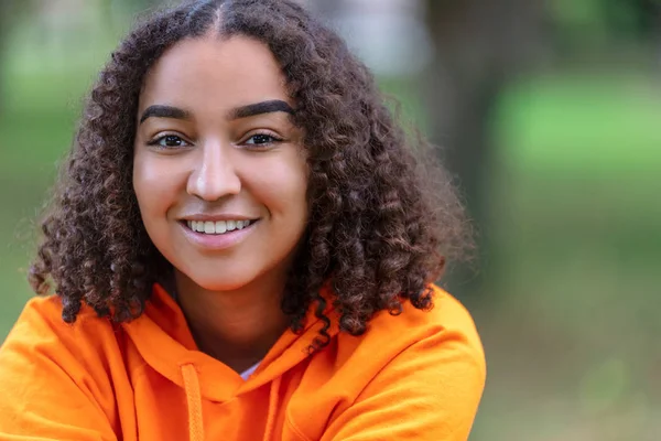 Feliz sorrindo biracial misto raça afro-americana menina adolescente com dentes perfeitos — Fotografia de Stock