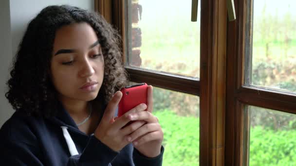 Üzgün Güzel Melez Afro Amerikalı Genç Kız Mavi Kapüşonlu Genç — Stok video